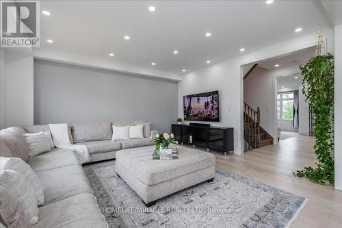 8 Bell Avenue, New Tecumseth, ON - Indoor Photo Showing Living Room