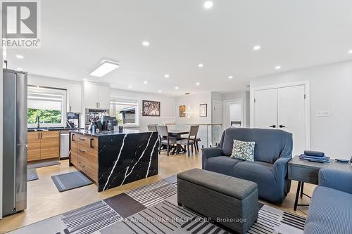 1302 Dunbar Road, Burlington (Mountainside), ON - Indoor Photo Showing Living Room