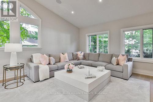 1312 Duncan Road, Oakville (Eastlake), ON - Indoor Photo Showing Living Room