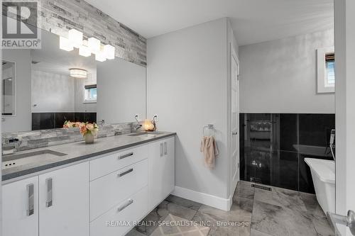 248 Summer Street, Windsor, ON - Indoor Photo Showing Bathroom