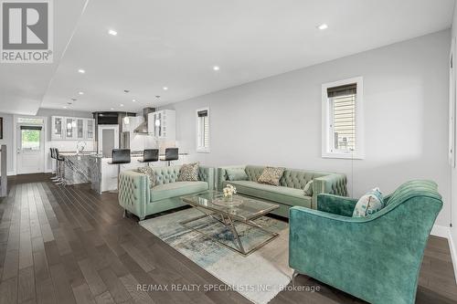 248 Summer Street, Windsor, ON - Indoor Photo Showing Living Room