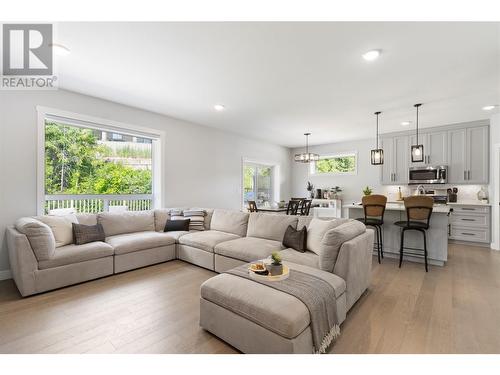 2529 Valley Place, Blind Bay, BC - Indoor Photo Showing Living Room