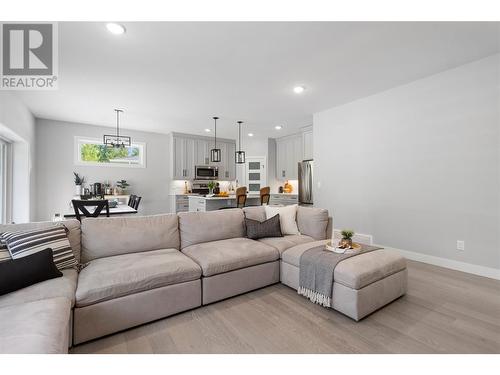 2529 Valley Place, Blind Bay, BC - Indoor Photo Showing Living Room