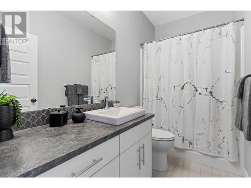 2529 Valley Place, Blind Bay, BC - Indoor Photo Showing Bathroom