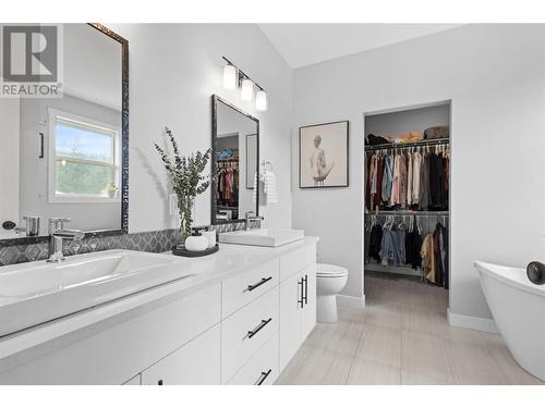 2529 Valley Place, Blind Bay, BC - Indoor Photo Showing Bathroom