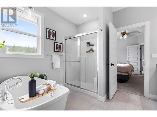 2529 Valley Place, Blind Bay, BC - Indoor Photo Showing Bathroom