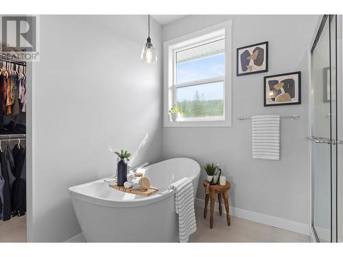 2529 Valley Place, Blind Bay, BC - Indoor Photo Showing Bathroom