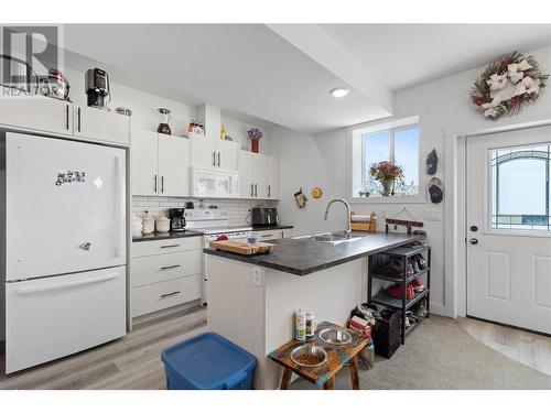 2529 Valley Place, Blind Bay, BC - Indoor Photo Showing Kitchen