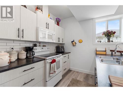 2529 Valley Place, Blind Bay, BC - Indoor Photo Showing Kitchen With Double Sink