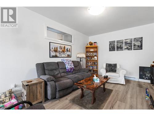 2529 Valley Place, Blind Bay, BC - Indoor Photo Showing Living Room