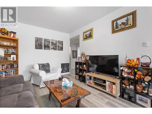 2529 Valley Place, Blind Bay, BC - Indoor Photo Showing Living Room