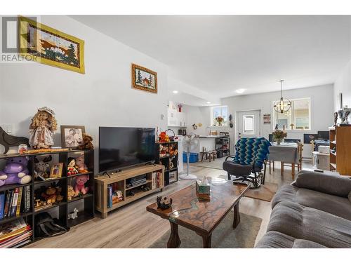 2529 Valley Place, Blind Bay, BC - Indoor Photo Showing Living Room