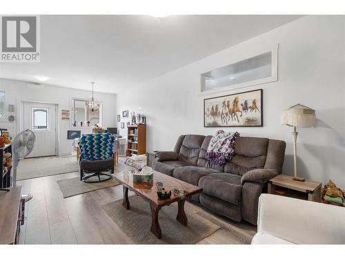 2529 Valley Place, Blind Bay, BC - Indoor Photo Showing Living Room