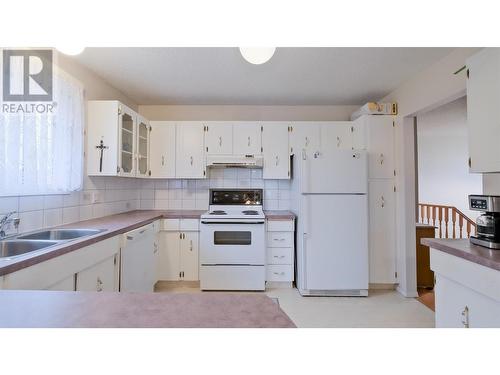 895 Theodora Road, Kelowna, BC - Indoor Photo Showing Kitchen With Double Sink