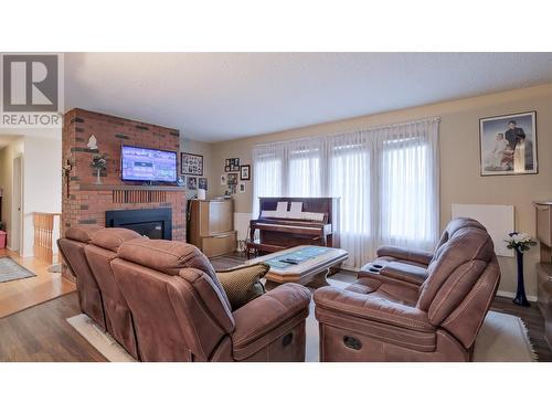 895 Theodora Road, Kelowna, BC - Indoor Photo Showing Living Room With Fireplace