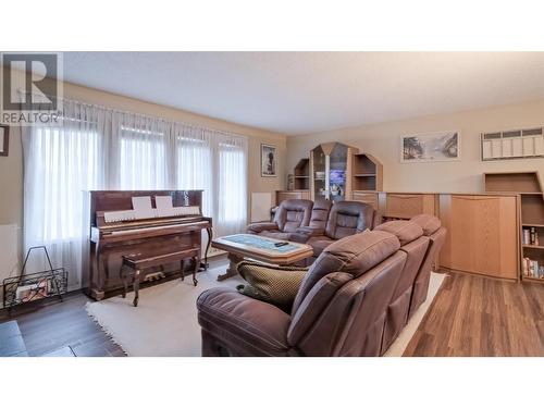 895 Theodora Road, Kelowna, BC - Indoor Photo Showing Living Room