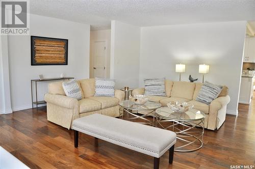 310 Willow Street E, Saskatoon, SK - Indoor Photo Showing Living Room