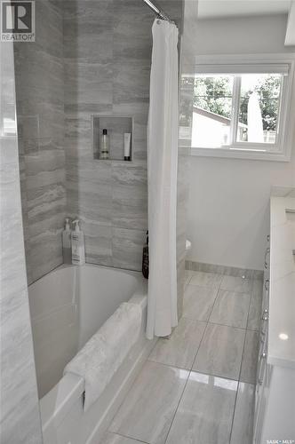 310 Willow Street E, Saskatoon, SK - Indoor Photo Showing Bathroom