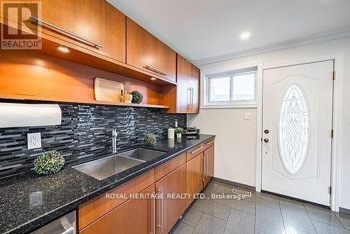 840 Reytan Boulevard, Pickering, ON - Indoor Photo Showing Kitchen With Double Sink