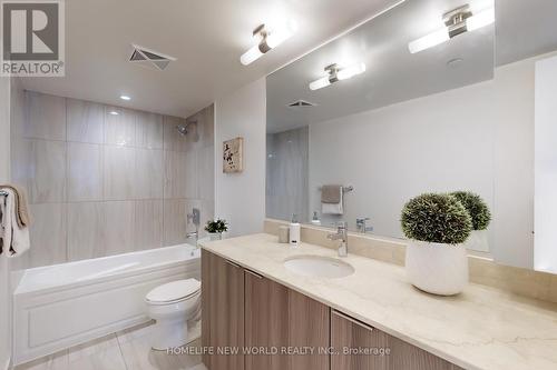725 - 955 Bay Street, Toronto, ON - Indoor Photo Showing Bathroom