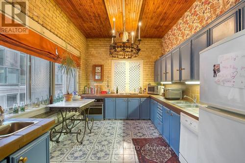 18 Gloucester Lane, Toronto, ON - Indoor Photo Showing Kitchen With Double Sink