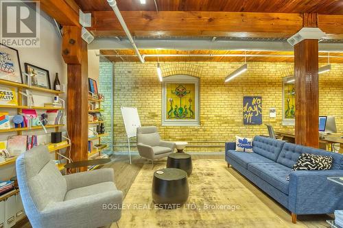 18 Gloucester Lane, Toronto, ON - Indoor Photo Showing Living Room