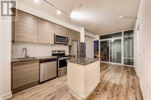 621 - 621 Sheppard Avenue E, Toronto, ON - Indoor Photo Showing Kitchen With Stainless Steel Kitchen With Upgraded Kitchen