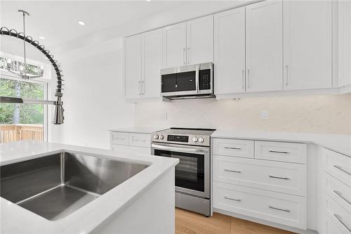 35 Kingfisher Drive, Hamilton, ON - Indoor Photo Showing Kitchen