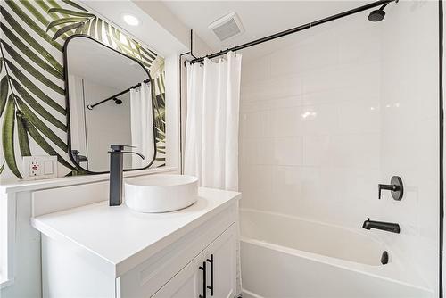 162 Tragina Avenue N, Hamilton, ON - Indoor Photo Showing Bathroom