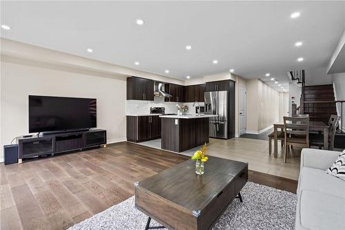 7790 Buckeye Crescent, Niagara Falls, ON - Indoor Photo Showing Living Room