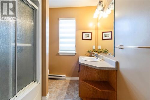 49 Fleuriant, Dieppe, NB - Indoor Photo Showing Bathroom