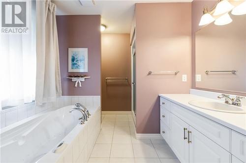 49 Fleuriant, Dieppe, NB - Indoor Photo Showing Bathroom