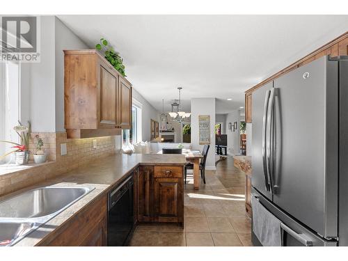 662 Southwind Drive, Kelowna, BC - Indoor Photo Showing Kitchen