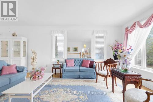 5 Eastern Avenue, Prince Edward County, ON - Indoor Photo Showing Living Room