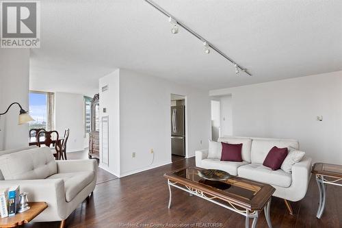 75 Riverside Drive East Unit# 1709, Windsor, ON - Indoor Photo Showing Living Room