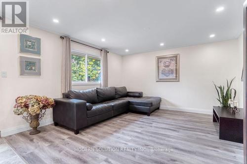 1260 Gore Road, Hamilton, ON - Indoor Photo Showing Living Room