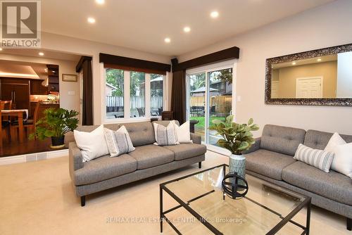 9 Drury Court, Hamilton, ON - Indoor Photo Showing Living Room
