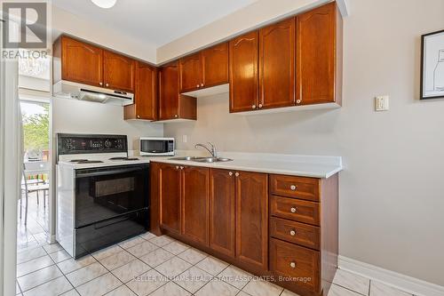 35 Chatsworth Crescent, Hamilton, ON - Indoor Photo Showing Kitchen With Double Sink