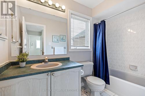 35 Chatsworth Crescent, Hamilton, ON - Indoor Photo Showing Bathroom