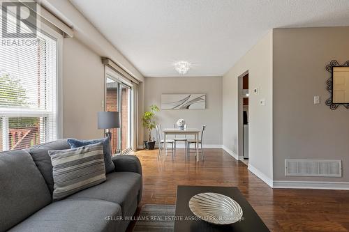 35 Chatsworth Crescent, Hamilton, ON - Indoor Photo Showing Living Room