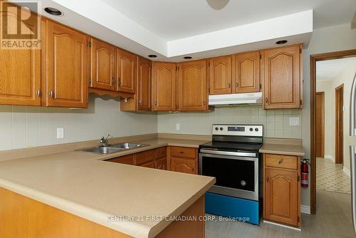 140 Castlegrove Boulevard, London, ON - Indoor Photo Showing Kitchen With Double Sink