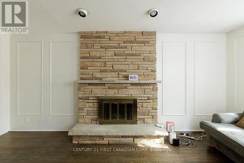140 Castlegrove Boulevard, London, ON - Indoor Photo Showing Living Room With Fireplace