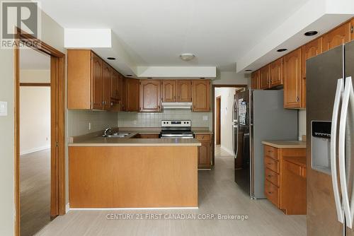 140 Castlegrove Boulevard, London, ON - Indoor Photo Showing Kitchen With Double Sink