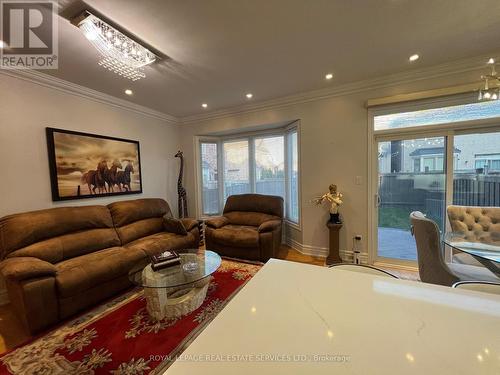 3050 Doyle Street, Mississauga, ON - Indoor Photo Showing Living Room