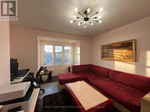 3050 Doyle Street, Mississauga, ON - Indoor Photo Showing Living Room