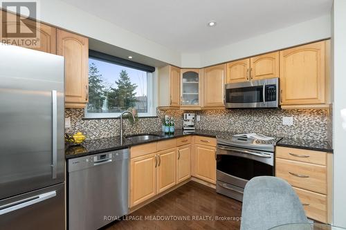 23 Parkview Place, Brampton, ON - Indoor Photo Showing Kitchen