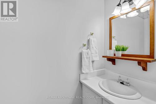 5 - 2651 Aquitaine Avenue, Mississauga, ON - Indoor Photo Showing Bathroom