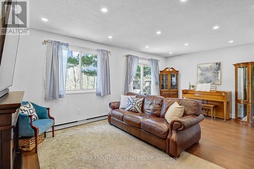 5 - 2651 Aquitaine Avenue, Mississauga, ON - Indoor Photo Showing Living Room