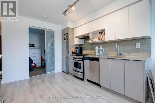712 - 160 Flemington Road, Toronto, ON - Indoor Photo Showing Kitchen