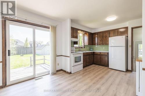 29 Granada Drive, St. Catharines, ON - Indoor Photo Showing Kitchen